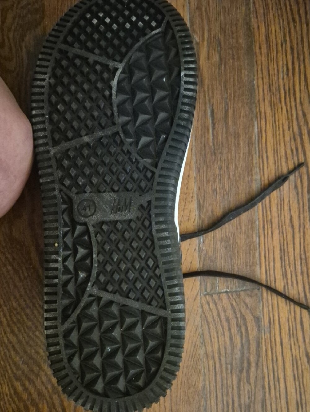 H&M White and Black Low-Top Sneakers - Picture 5 of 6